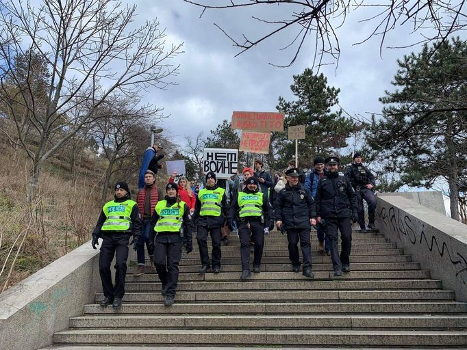 Demonstranti na protiválečné demonstraci s sebou měli transparenty s nápisy jako "Putine! Ukrajina i Rusko ti to neodpustí", "Ne válce" nebo "Rusko, probuď se".