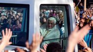 Ve Washingtonu papeže vítaly davy věřících - a zvědavců. Mával jim z nedobytného papamobilu.