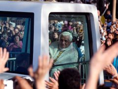 Ve Washingtonu papeže vítaly davy věřících - a zvědavců. Mával jim z nedobytného papamobilu.