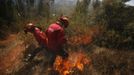 Firefighters attempt to extinguish a fire burning in Alvaiazere, near Ourem September 4, 2012. According to the civil defence, over 1,700 firefighters have been mobilized to tackle more than 10 forest fires currently active in Portugal. REUTERS/Rafael Marchante (PORTUGAL - Tags: DISASTER ENVIRONMENT) Published: Zář. 4, 2012, 1:51 odp.