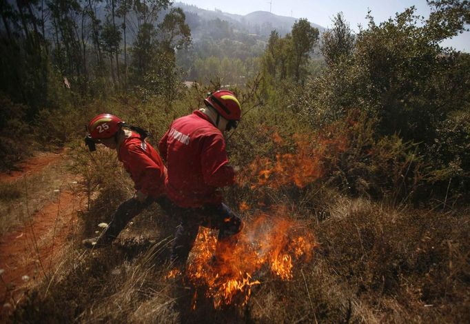 Firefighters attempt to extinguish a fire burning in Alvaiazere, near Ourem September 4, 2012. According to the civil defence, over 1,700 firefighters have been mobilized to tackle more than 10 forest fires currently active in Portugal. REUTERS/Rafael Marchante (PORTUGAL - Tags: DISASTER ENVIRONMENT) Published: Zář. 4, 2012, 1:51 odp.