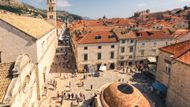 Dubrovník, Chorvatsko. Staré město Dubrovník je zapsáno na seznamu světového dědictví UNESCO, ale jeho popularita způsobuje přelidnění, zejména v létě. Podobný středověký půvab s krásnými plážemi nabízí ostrovní město Korčula, což z něj dělá skvělou alternativu pro klidnější návštěvu.