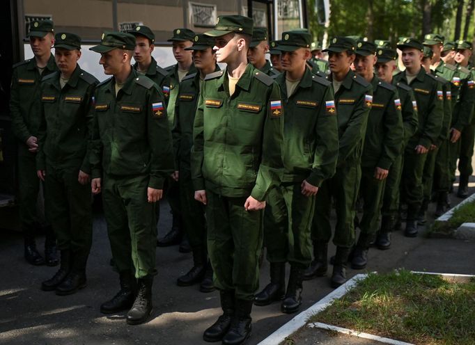 Branci v ruském městě Omsk se před nástupem na vojnu loučí s rodinami.