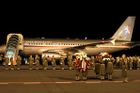 Obrazem: Letoun s ostatky diplomata přistál v Praze