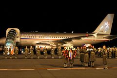 Obrazem: Letoun s ostatky diplomata přistál v Praze