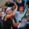Markéta Vondroušová slaví výhru ve čtvrtfinále French Open 2019