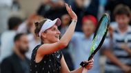 Markéta Vondroušová má na sobě obrázků hned několik. Na zápěstí vidíte růžičku, na pravé paži nápis "no rain, no flowers". Tedy něco jako české rčení, že "bez práce nejsou koláče"