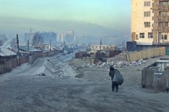 Nedá se dýchat. Ulánbátar zahalil smog, místní od šarlatánů kupují "kyslíkové koktejly"