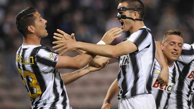 Fotbalisté Juventusu Boriello a Bonucci se radují ze zisku titulu.