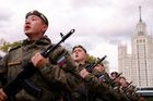Ruští vojáci při slavnostní přehlídce v květnu 2023. Výročí konce druhé světové války slavilo Rusko ve chvíli, kdy jeho armáda pokračuje v agresi na Ukrajině.