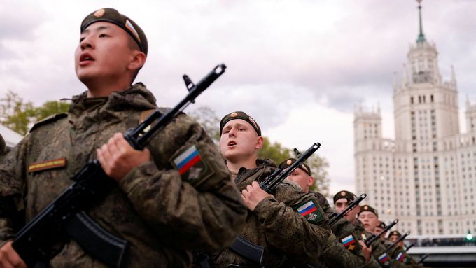 Ruští vojáci při slavnostní přehlídce v květnu 2023. Výročí konce druhé světové války slavilo Rusko ve chvíli, kdy jeho armáda pokračuje v agresi na Ukrajině.