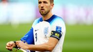 Harry Kane s oficiální kapitánskou páskou FIFA. Kapitán anglického týmu si nemohl nasadit duhovou pásku, jak původně chtěl.