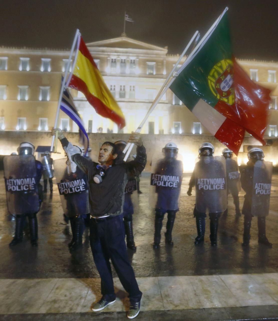 Řecko schválení úspor a demonstrace