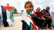 Palestinské děvčátko oslavuje poté, co Donald Trump oznámil, že Izrael a Hamás se dohodly na první fázi příměří v Gaze. Americký prezident v pondělí krátce navštíví Izrael. Očekává se, že by mohl odcestovat na Blízký východ poté, co začne platit první fáze mírového plánu.