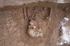 Tunel Blanka vydal vědcům hroby i pravěkou keramiku