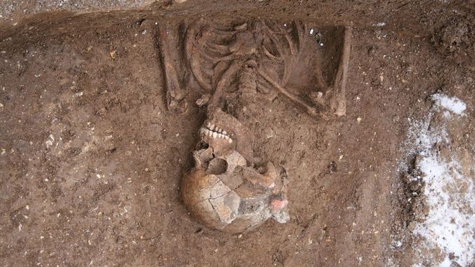 Archeologové zpřístupní hrob s "protivampýrskými" zásahy (ilustrační foto)