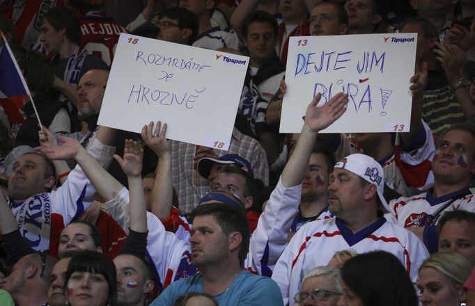 Fanoušci sledují utkání Česko - Rusko na Českých hokejových hrách v Brně.