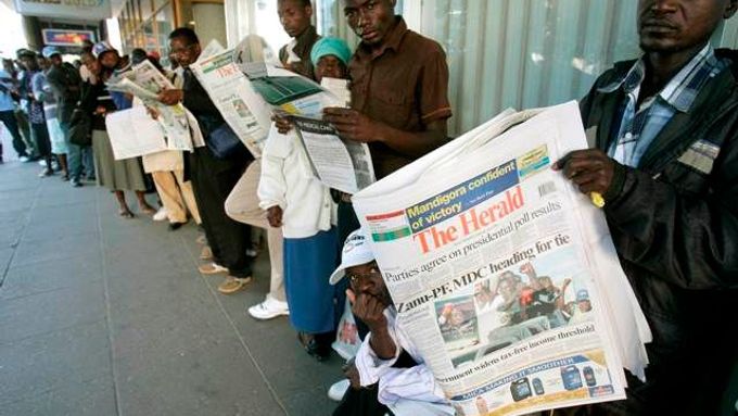Lidé pročítají státem ovládaný deník The Herald, který zveřejnil předběžné výsledky voleb