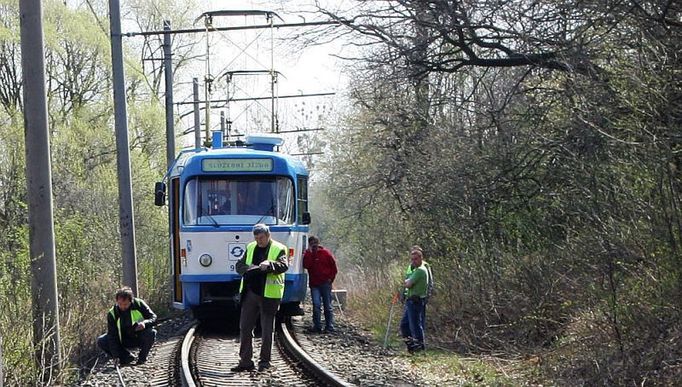 V pondělí se na kolejích mezi Porubou a Vřesinou pohybovali jen vyšetřovatelé neštěstí a truchlící pozůstalí. Tramvaje vyjedou nejdříve v úterý