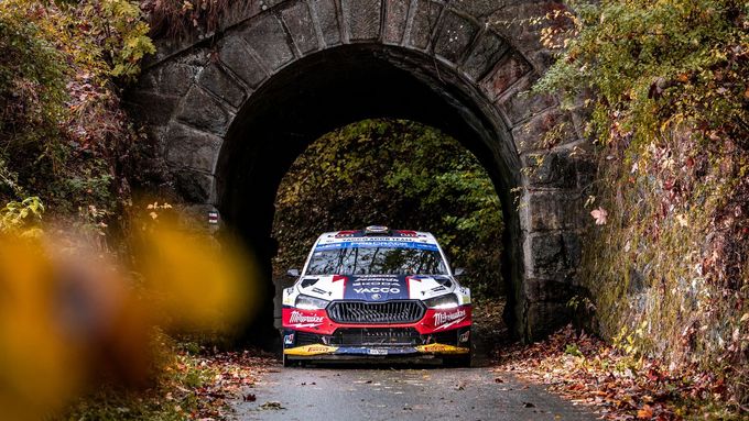 Erik Cais (Škoda) na trati Středoevropské rallye 2023