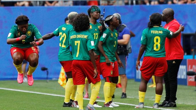 Anglie - Kamerun, osmifinále MS ve fotbale žen