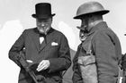 Churchill při inspekci obranných opevnění na severovýchodě Anglie 1. srpna 1940 zkouší samopal Thompson.