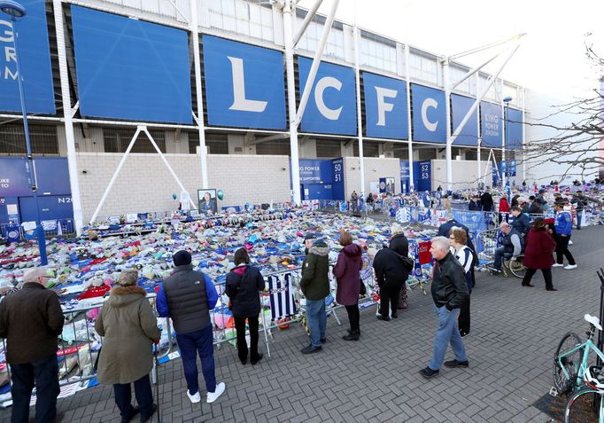 Fanoušci Leicesteru se loučili se zesnulým majitelem u stadionu