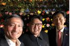 První selfie s Kimem v historii? Usměvavý diktátor na snímku pózuje se singapurskými ministry