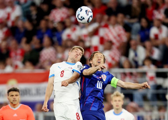 Michal Sadílek a Luka Modrič v utkání kvalifikace MS 2026 Chorvatsko - Česko