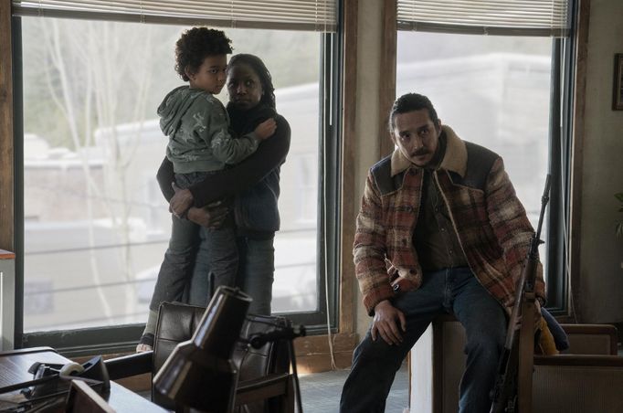 Ezra Benedict Agbonkhese, Rutina Wesley a Gabriel Luna v epizodě Dny budoucí.