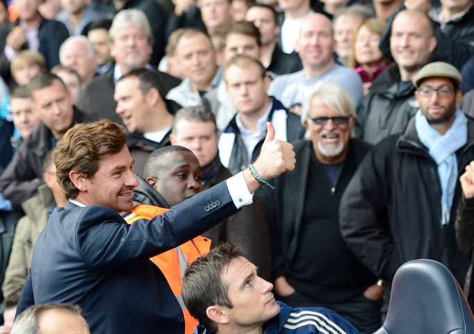 Fotbalový manažer Tottenhamu Andre Villas-Boas gestikuluje v utkání anglické Premier League 2012/13 proti Chelsea.