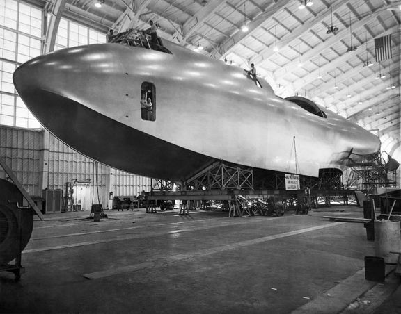 Dřevěný trup letounu Hughes H-4 Hercules v hangáru továrny Hughes Aircraft Company v Culver City, Kalifornie, USA. Rok 1945