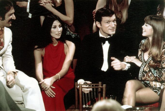 Sonny a Cher s Hughem Hefnerem, vydavatelem časopisu Playboy, v jeho televizní show z roku 1969.