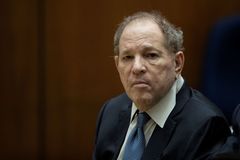 Odvolací soud zrušil verdikt nad producentem Weinsteinem. Nařídil nový proces