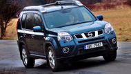 10. Nissan X-Trail (2007-2013): Japonské SUV mnohé zaujme svým robustním designem, a to zejména zákazníky, kteří si tak trochu hrají na drsňáky. K tomu však zároveň nabízí dostatek vnitřního prostoru, komfortní odpružení a typický vysoký posaz, kvůli kterému si mnozí lidé automobily kategorie SUV pořizují. Drsně se navíc X-Trail netváří jen naoko. Solidní světlá výška a kvalitní systém pohonu všech kol umožňují vyrazit mimo zpevněné cesty bez obav z uvíznutí.