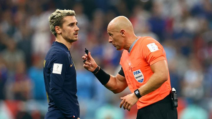 Francouzi by chtěli opakovat finále, ale ukázali vám tuhle fotku? brání se rozhodčí; Zdroj foto: Reuters