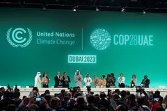Summit COP28 přinesl historickou dohodu. Země se shodly na odklonu od fosilních paliv