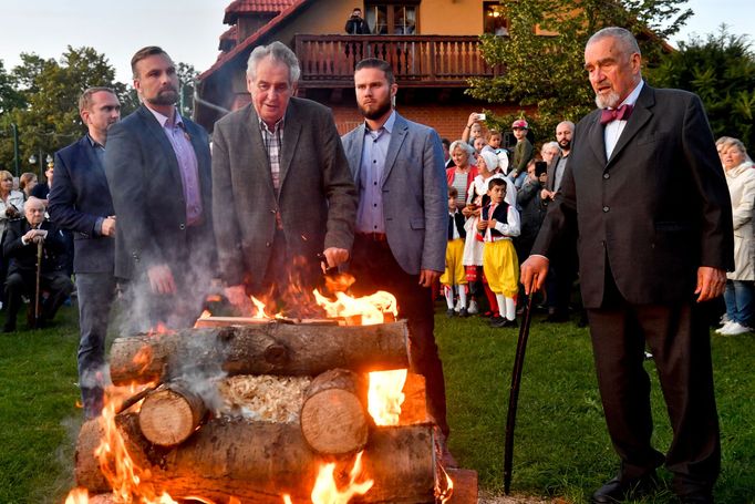 Prezident Miloš Zeman a Karel Schwarzenberg během tradiční slavnosti zapalování Masarykovy vatry.
·