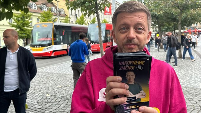 Aktuálně.cz přináší ukázku z předvolební kampaně šéfa STAN Víta Rakušana, který lidem dával v pondělí v Praze mimo jiné předvolební letáky Pirátů.