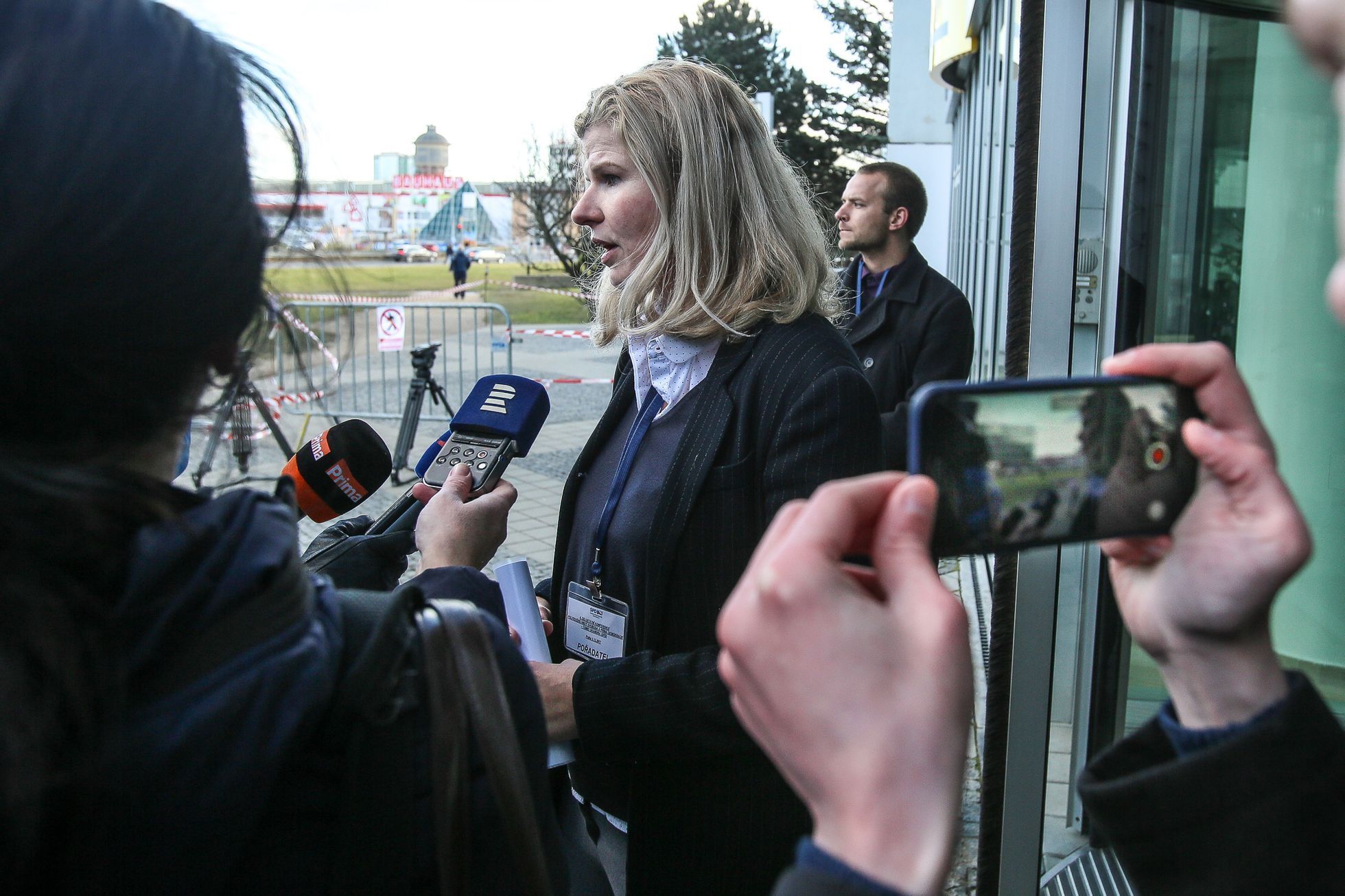 Sjezd SPD za účasti Miloše Zemana, před budovou bez akreditace