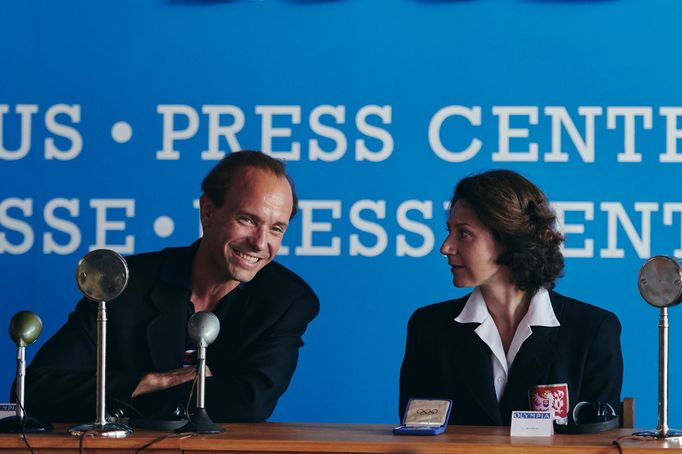 Václav Neužil jako Emil Zátopek a Martha Issová coby Dana Zátopková.