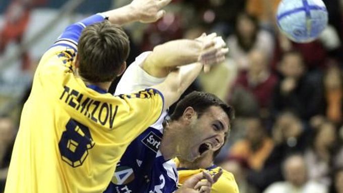 Francouz Jerome Fernandez (vpravo) střílí přes Sergije Remizova z Ukrajiny v utkání mistrovství Evropy házenkářů, které se hrálo 2. února v Basileji.