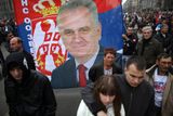 Předseda největší opoziční strany Tomislav Nikolić (na billboardu) před demonstranty prohlásil, že ode dneška zahajuje hladovku a bude ji držet, dokud nebude požadavek opozice vyslyšen.
