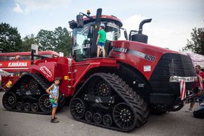Největší hnojomet i obří pásové traktory. Podívejte se, co zaujalo na Zemi živitelce