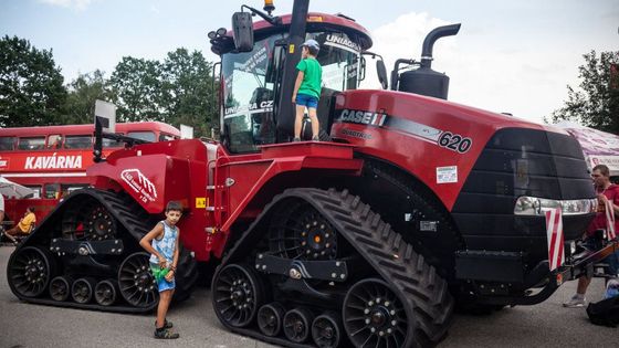 Největší hnojomet i obří pásové traktory. Podívejte se, co zaujalo na Zemi živitelce