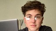 Autor výstavy s názvem Non-binary Project Parker Hirschmueller pochází z Londýna, ale od mala žije v Berlíně, kde i studuje. Sám se identifikuje jako nebinární. Na tomto projektu pracuje od roku 2016.