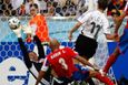 Miroslav Klose střílí třetí německý gól v úvodním zápase MS proti Kostarice.