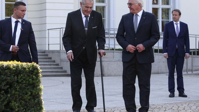 “Mám bolavé nohy, pane prezidente. Ale nejsou to nohy, nýbrž mozek, co je u politika nejdůležitější,” řekl Zeman svému německému protějšku.