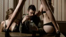 Tři v posteli od pradávna: Jak se proměňovala láska bez monogamie napříč staletími?