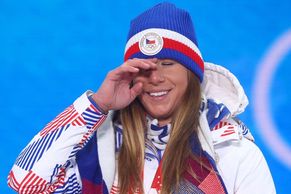 Nejlepší snímky z olympiády: dojatá Ester, imaginární operace i hokejový zmar